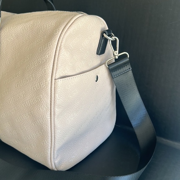 New GUESS Logo Travel/Duffle Bag - Picture 2 of 5